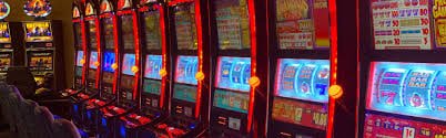 Suasana meja live casino interaktif di poker338